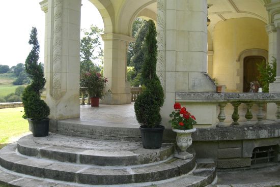 Terrasse couverte du Château du Repaire à Vigeois en Corrèze