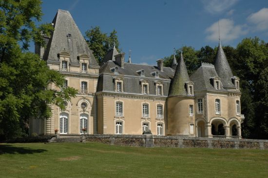 Ch�teau du Repaire Parc ext�rieur et chateau � Vigeois en Corr�ze