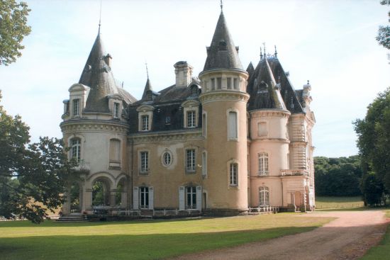 Ch�teau du Repaire Parc ext�rieur et chateau � Vigeois en Corr�ze
