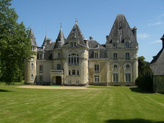Ch�teau du Repaire Parc ext�rieur et chateau � Vigeois en Corr�ze