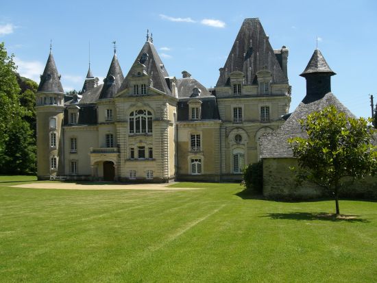 Location de salle vide ouverte sur une terrasse qui donne elle m�me sur un parc paysager. Les r�ceptions ont lieu dans les salons du rez-de-chauss�e 