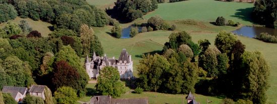 CH�TEAU DU REPAIRE � Vigeois situ� entre Uzerche et Brive pr�s de l'autoroute A20 en Corr�ze dans le Limousin 19140 Vigeois. Location pour c�r�monie mariages, soir�e, week-ends. location de salles Le Ch�teau du Repaire remani� fin 19 �me si�cle est largement ouvert sur une terrasse qui donne elle m�me sur un parc paysager. Les r�ceptions ont lieu dans le salon du rez-de-chauss�e.