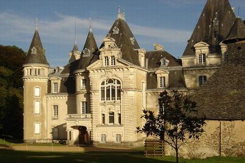 Location de salle vide ouverte sur une terrasse qui donne elle m�me sur un parc paysager. Les r�ceptions ont lieu dans les salons du rez-de-chauss�e 