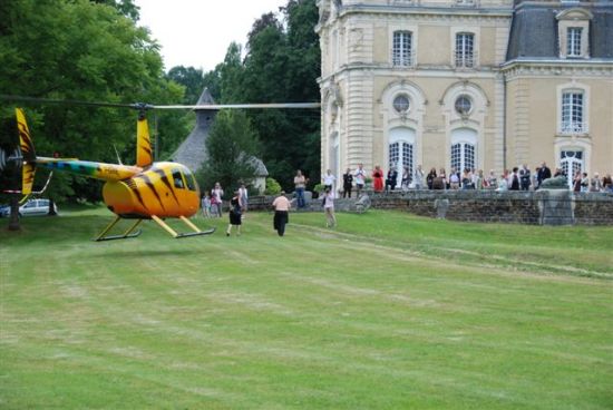 Atterissage H�licopt�re dans le parc du ch�teau cot� terrasse ext�rieure du Ch�teau du Repaire � Vigeois en Corr�ze