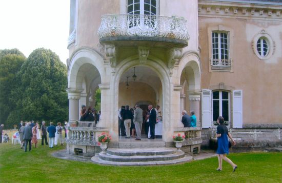 Terrasse couverte du Ch�teau du Repaire � Vigeois en Corr�ze