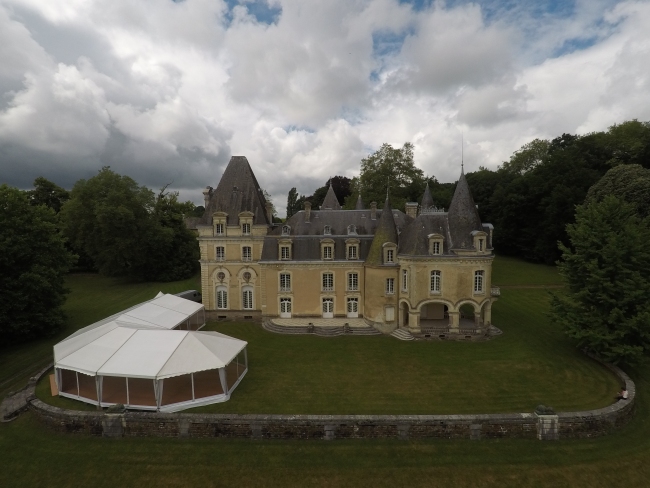 Location salles vide ch�teau en Corr�ze dans le Limousin entre Tulle Brive Pompadour CH�TEAU DU REPAIRE � Vigeois pr�s de l'A20 entre Uzerche et Brive, Le Ch�teau du Repaire, 19410 Vigeois, situ� entre Pompadour, Uzerche, Brive, (sortie autoroute A20 n�45 et � proximit� de Tulle en Corr�ze dans le Limousin. Le ch�teau, remani� fin 19� si�cle est largement ouvert sur un parc paysager�par 2 terrasses, dont l'une couverte. A l'int�rieur, 4 salons au rez-de-chauss�e permettent plusieurs types de r�ceptions : mariages, soir�es, week-ends, s�minaires... avec pi�ce r�serv�e au traiteur. La location du Repaire est ouverte de Mai � octobre Salle correze Le Repaire 19410 Vigeois 